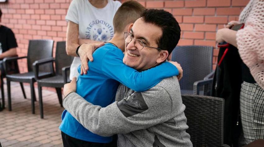 Massachusetts General Hospital (MGH) physician Gennadiy Fuzaylov, MD, hugs Artem Sokolov, one of 20 Ukrainian children treated by U.S. plastic surgeons and burn experts in Poland in May.